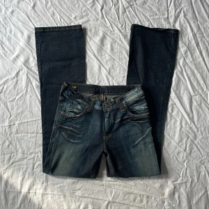 Vintage jeans - Bra skick! Mått: midjemått rakt över 37-40 stretch grenhöjd 24 innerbenslängd 80,5cm❤️