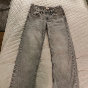 Grå raka jeans från Nelly - Snygga low waist grå jeans från Nelly med rak passform. Jeansen har en ljusgrå tvätt och är tillverkade i ett mjukt denimtyg. Perfekta för dig som gillar en clean och stilren look. 