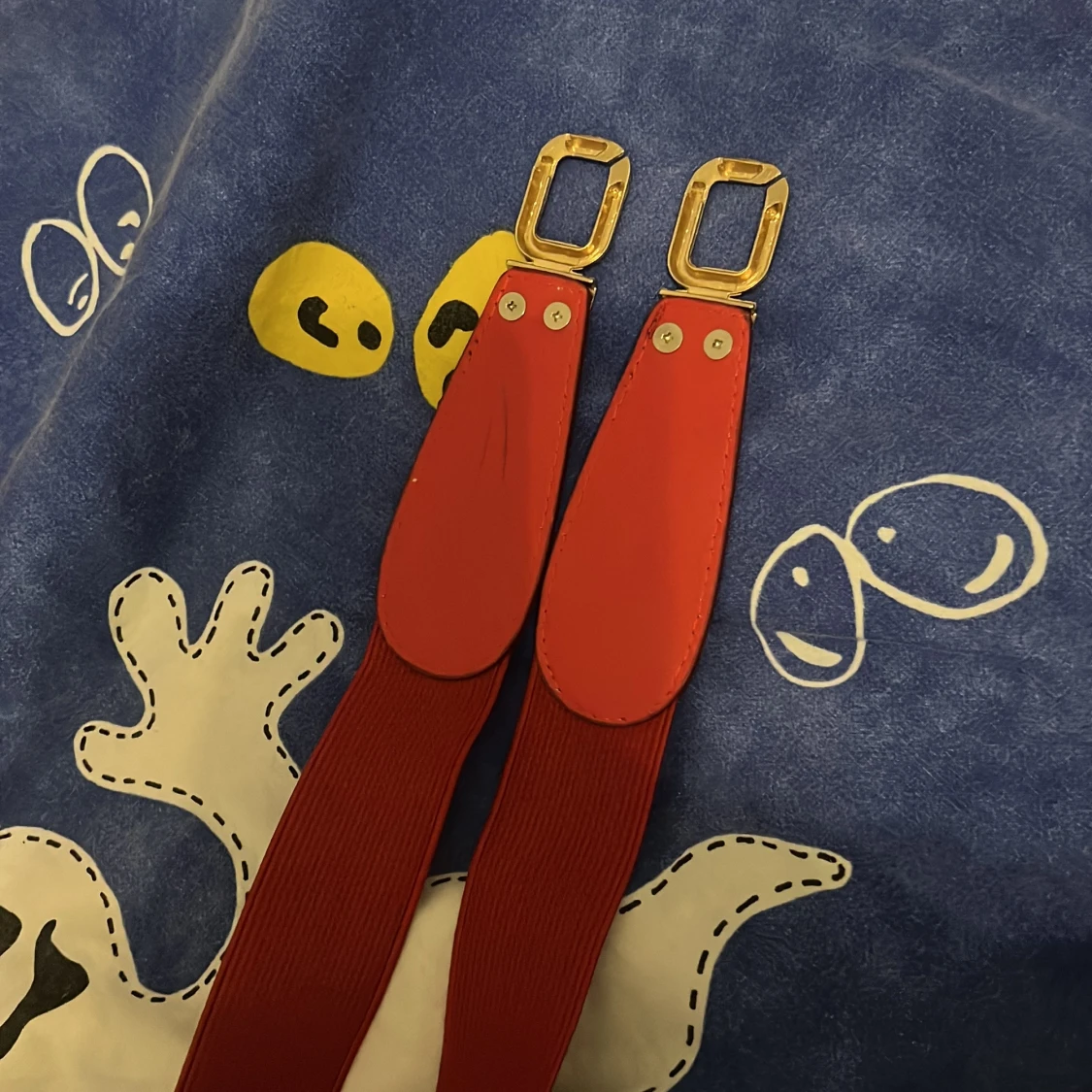 Rött bälte med krokopräglade detaljer - 1