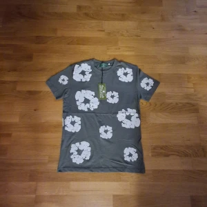 Denim tears T shirt - Jätte fin grå färgaddenim tears tshirt helt ny och helt oanvänd som sitter riktigt skönt.