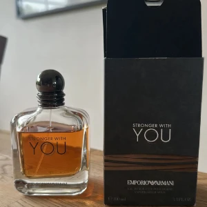 Stronger With You – En doft av styrka och passion 100ML - Emporio Armani Stronger With You är en varm och kryddig doft med inslag av söt vanilj 🍦, kastanj och trä 🍂. Frisk som en vinterkväll ❄️ och fylld av passion 😍 – en parfym som speglar styrka, kärlek och elegans.