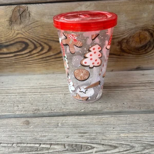 En röd julmug  - En jul mönster inspirerad mugg i plast med tillhörande lock.