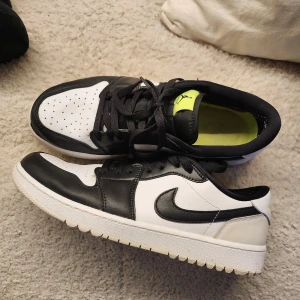 Aj1 golf - eu 45 - Fri Frakt. Fina skor, billigt pris. Jordans, riktigt fint skick, inte mycket wear and tear. Kontakta mig vid intresse. Jag köpte dessa skor nyligen på Plick, men gillade de inte riktigt o passar inte min stil. 
