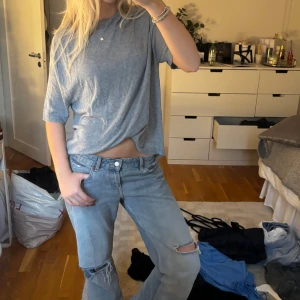 Stickad T-shirt ifrån Zara - Stickad grå T-shirt ifrån Zara aldrig använd 