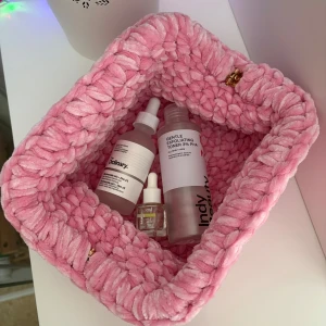 Virkad necessär (clutch bag), med ihopfälld bar ram - Virkad necessär (clutch bag), med ihopfälld bar ram  🩷 Virkad av mig  🩷 Virkad i chenille garn  🩷 Storlek: Bred ca 17 cm, Lång ca 22 cm.