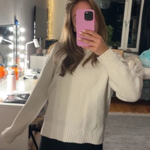 Vit stickad tröja - Stuckad tröja från Bikbok🤍perfekt till hösten och vinterns kallare dagar🍁
