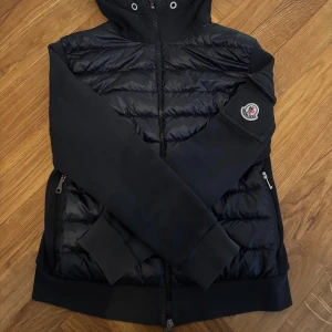 Moncler pufferjacka - Säljer nu min moncler cardigan eftersom den inte kommer till användning! Välomhändetagen så i bra skick☺️Storlek M men passar mer xs/s