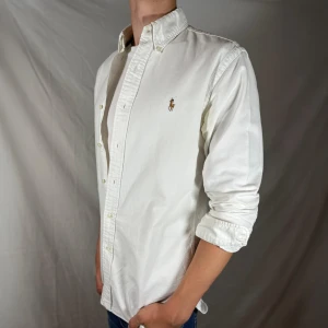 Ralph Lauren Skjorta - Hej säljer nu min fina Ralph Lauren skjorta i storlek M. Den är i ny skick och är super snygg nu vid skolstart. Nypris ca 1600kr!🍾🌊