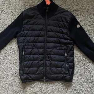 Moncler cardigan  - Säljer en sprillans ny Moncler cardigan i storlek L( passar även som M). Priset kan alltid diskuteras och vid fler frågor kontakta gärna säljaren!