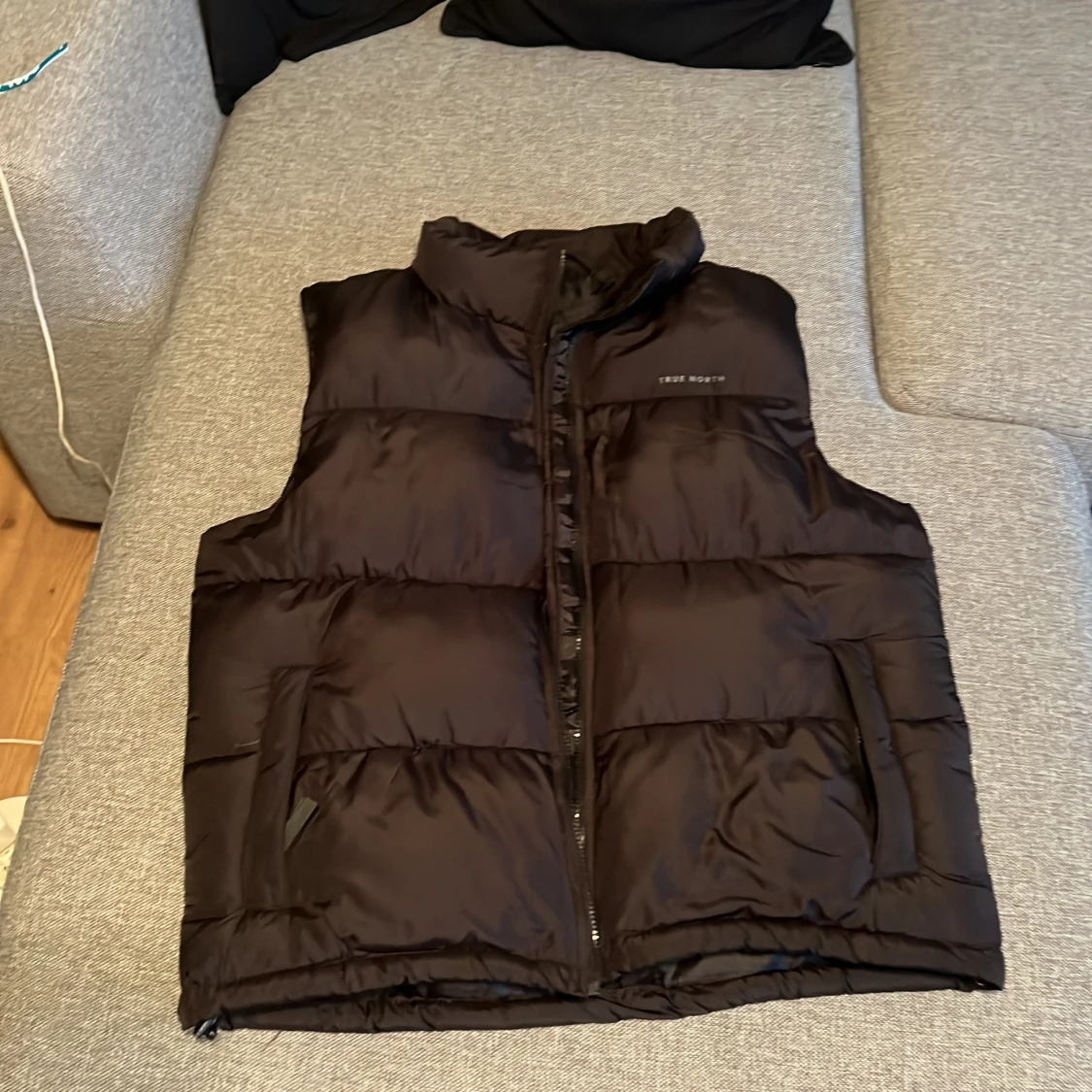 Svart dunväst från True North