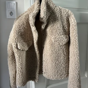 Beige teddyjacka  - Jättefin teddyjacka, använd men är i bra skick.