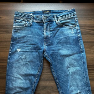 Jack & Jones jeans med sjuk tvätt - Säljer nu mina Jack & Jones jeans med galen tvätt + slitningar, Stl 29/32. Skick 8/10, liten defekt på bakre loggan, kolla bild 2Hör av er om ni har fler frågor. 