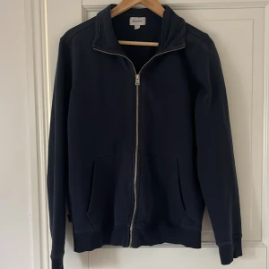 Woolrich ziptröja - En blå ziptrlja från Woolrich i storlek M (M/S). Nypris: 1900kr. Vårt pris: 299kr. Hör av er vid frågor/fler bilder!