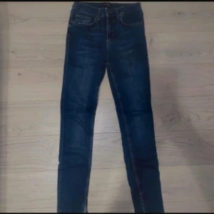 Blå skinny jeans från Zara Woman - Snygga blå skinny jeans från Zara Woman med klassisk femficksdesign och hög midja. Jeansen har en mörk tvätt med lätt slitning och smala ben som sitter tight hela vägen ner. Perfekta till sneakers eller boots.
