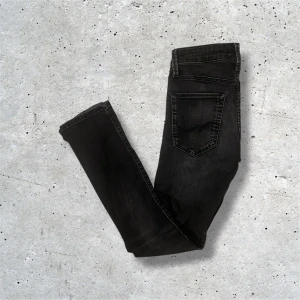 Jack & Jones jeans Glenn - Svarta Jack & Jones jeans i modellen slim/glenn som är i stl W27 L32 så passar dig som har en lite mindre midja. Jeansen kommer i utmärkt skick utan några defekter. Hör av er vid frågor, pris kan diskuteras!