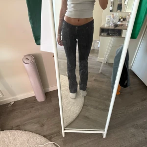 Svarta bootcut jeans från Lee - Säljer dessa snygga Lee low waist jeansen då de ej används lika mycket längre🥹(färgen är lite ”urtvättad” från börjar så de har inget med skicket att göra!!) Nypris 1000kr