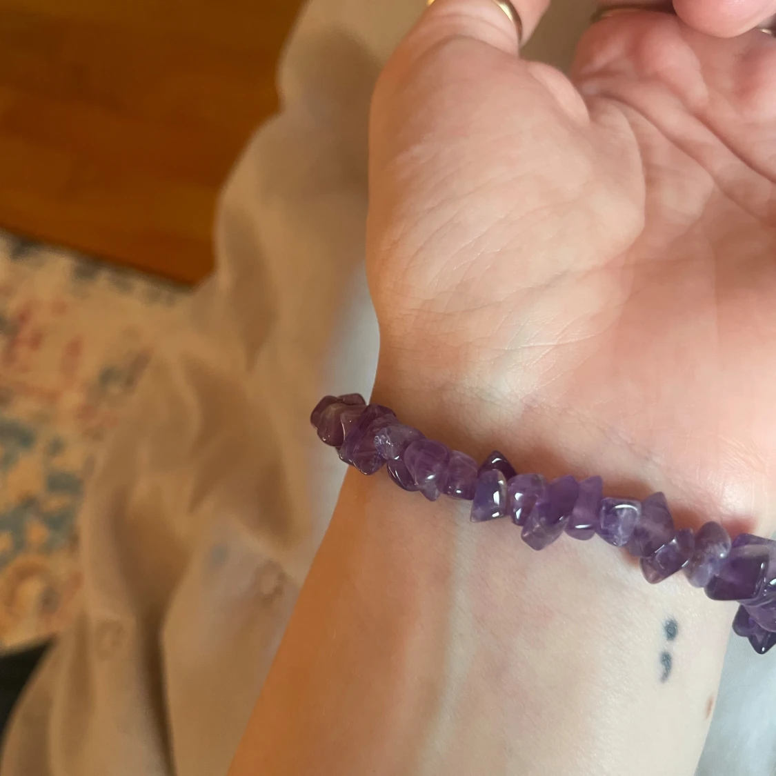 Två stenchipsarmband i lila och blått