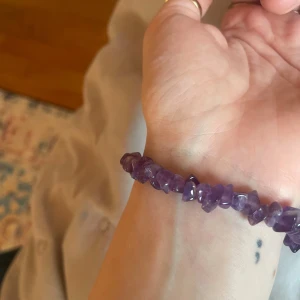 Två stenchipsarmband i lila och blått - Säljer två snygga armband med oregelbundna stenchips, ett i lila och ett i blått. Perfekta för dig som gillar kristallvibbar och vill addera lite färg till din stil. Elastiska och bekväma att bära, passar de flesta handleder. Båda för 50kr eller styck 25:)