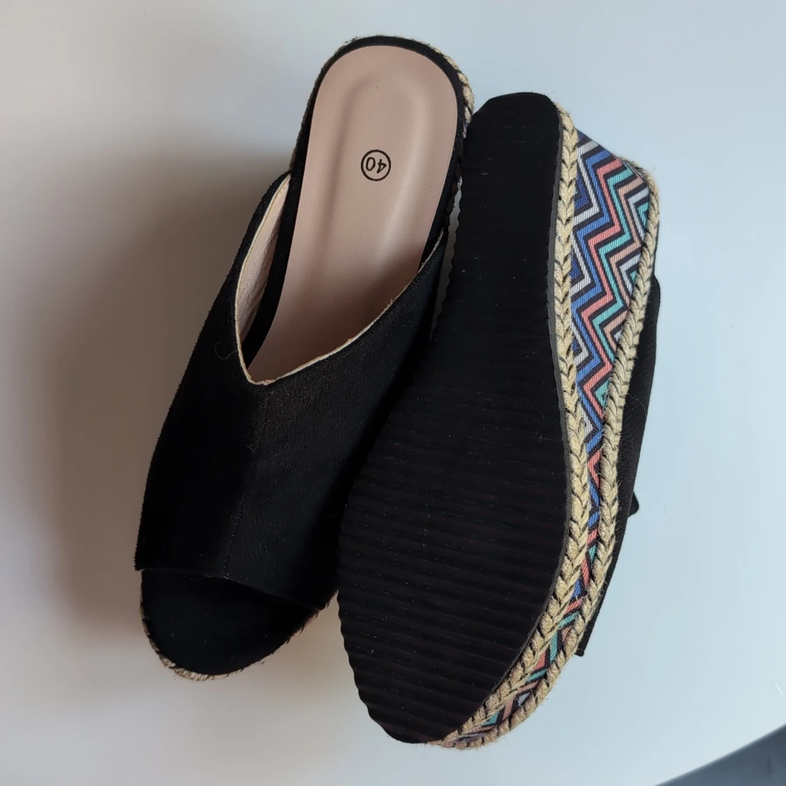 Svarta kilklack sandaler med mönster - 2