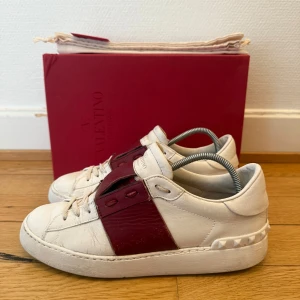 Valentino open sneakers - Säljer nu dessa valentino skor | Storlek 38 | Kommer med box,dustbag,valentino kort och kvitto | Hör gärna av er vid frågor eller funderingar 
