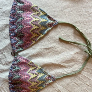 Missoni inspired bikini - Triangelbikini med missoni mönster i rosa, gul, blå och grön. Använd en gång 