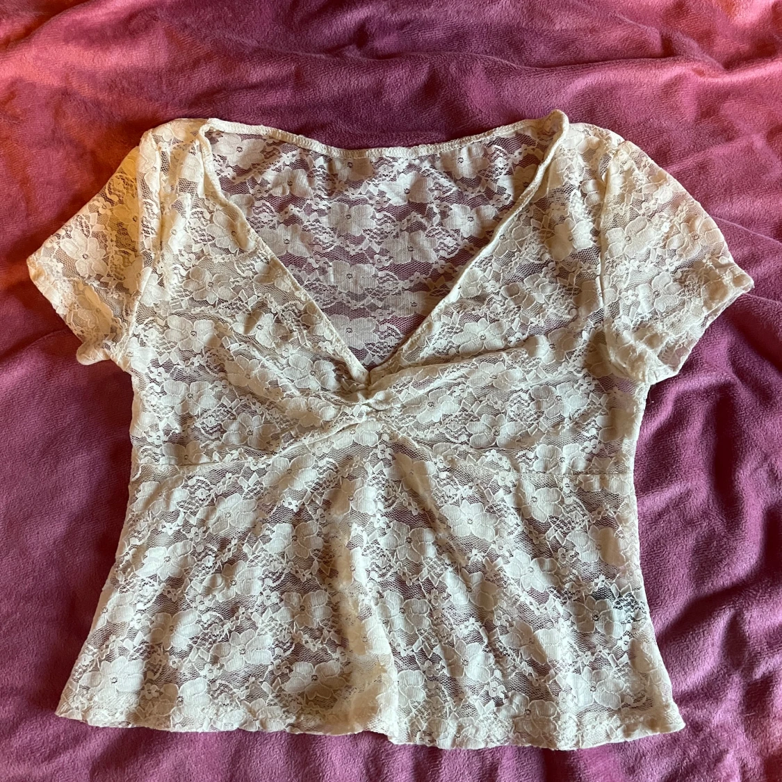 Vit spetsblus med v-ringning - 3