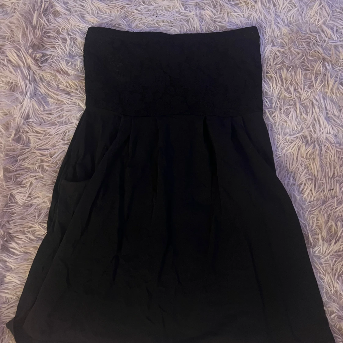 Svart axelbandslös klänning Vero Moda