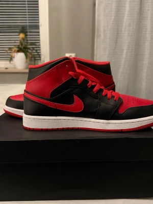 Air Jordan 1 mid banned - Storlek: 43/9,5 Använd 1 gång. Kommer med kartong. Skicket är som nytt.  Nypris: 1500kr Mitt pris: 750kr