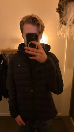 Marinblå pufferjacka från Morris, M - Säljer en Marinblå pufferjacka från Morris i storlek medium. Jackan har quiltad design, dragkedja framtill och en liten logga på bröstet. Materialet är syntet och jackan har långärmade ärmar. Bara att höra av er vid frågor eller bud!😊