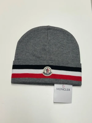 Moncler Mössa - Helt ny aldrig använd. Storlek One size. Snabb frakt fraktar inom 24h.