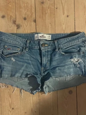 Lågmidjade Hollister jeansshorts - Säljer dessa supersnygga och lågmidjade Hollister jeansshorts i storlek w28 (36)❤️ pris kan absolut diskuteras