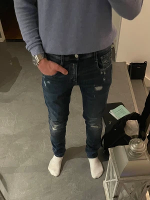 Replay Anbass Jeans - Utan att ens överdriva är detta nog dom snyggaste jeansen jag någonsin ägt. Perfekt passform och riktigt feta slitningar. Passar till i princip allt. W30 L32. Skick: 10/10, som nya. Nypris: ~2000kr. Mitt pris är ej hugget i sten, kan sänkas vid snabb affär. Hör gärna av er vid funderingar eller frågor! /NQ_Wardrobe
