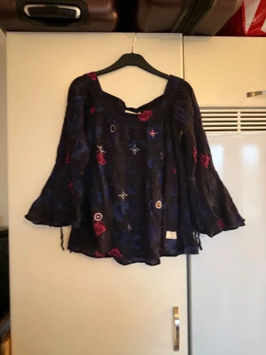 Odd molly topp - Säljer en superfin svart topp med lite symboler och blommiga detaljer. Från märket Odd Molly. Storlek 2 som enligt deras storleksguide motsvarar en M. Mycket fint skick, jag hittar inga synliga anmärkningar eller defekter. 