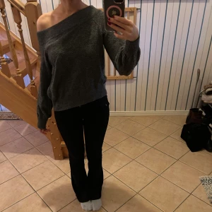 Mörkgrå offshoulder stickad tröja - Snygg offshoulder stickad tröja💕💕lite nopprig men inte så farligt🤗