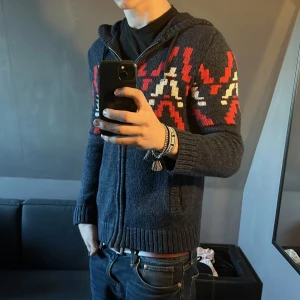 Hollister hoodie - |Mörkblå holister hoodie med röd vita mönster||storlek S|| Sellsynt||