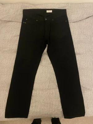 Tiger of Sweden jeans - Säljer ett par svarta jeans från Tiger of Sweden. Modellen är Nico, storlek 32:30. Straight passform. Använda ett par fåtal gånger. Inga defekter, som nya.