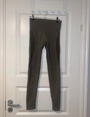 NVGTN tights - Khaki Green Contour Seamless Leggings. Använd 2-3 gånger. Som nya. Köpt för 600kr