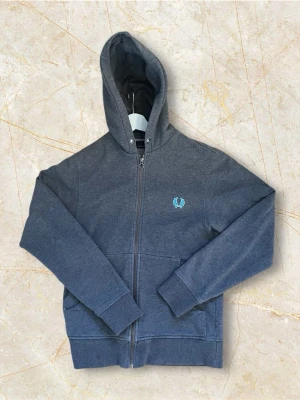 Fred Perry Hoodie - Fred Perry Hoodie i storlek S. Köpt på nk för 1199. Inga snören.