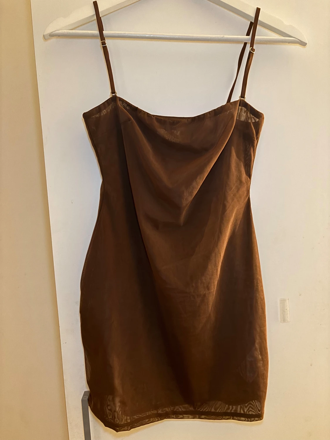 Brun kort under klänning från Oh Polly - 1