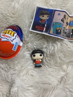 Will byers från Stranger Things i kinder joy ägg - Will byers minifigur från stranger things, den mesta sällsynta samlar figuren i alla kinder joy ägg. Har sätt folk sälja för 800-900 så detta är väldigt rimligt pris, men priset kan såklart diskuteras🤗