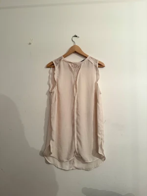 Blus  - Söt liten blus i ljus rosa/vit nyans 