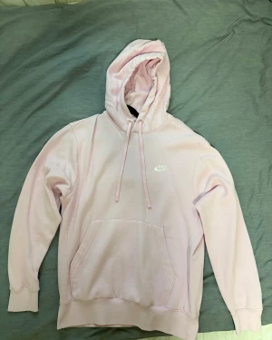 Nike babyrosa hoodie - Nike hoodie babyrosa, storlek small men passar även medium. Knappt använd alls. Otroligt skön och bra för vintertiden.