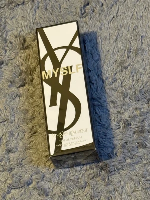 YSL MYSLF Eau de Parfum - YSL MYSLF Eau de Parfum – en modern parfym i snygg design. Innehåller bl.a. alkohol, parfym, vatten, limonene, linalool, coumarin, citronellol, geraniol. Volym: 100 ml. Tillverkad i Frankrike. Refillbar flaska för en hållbar touch.