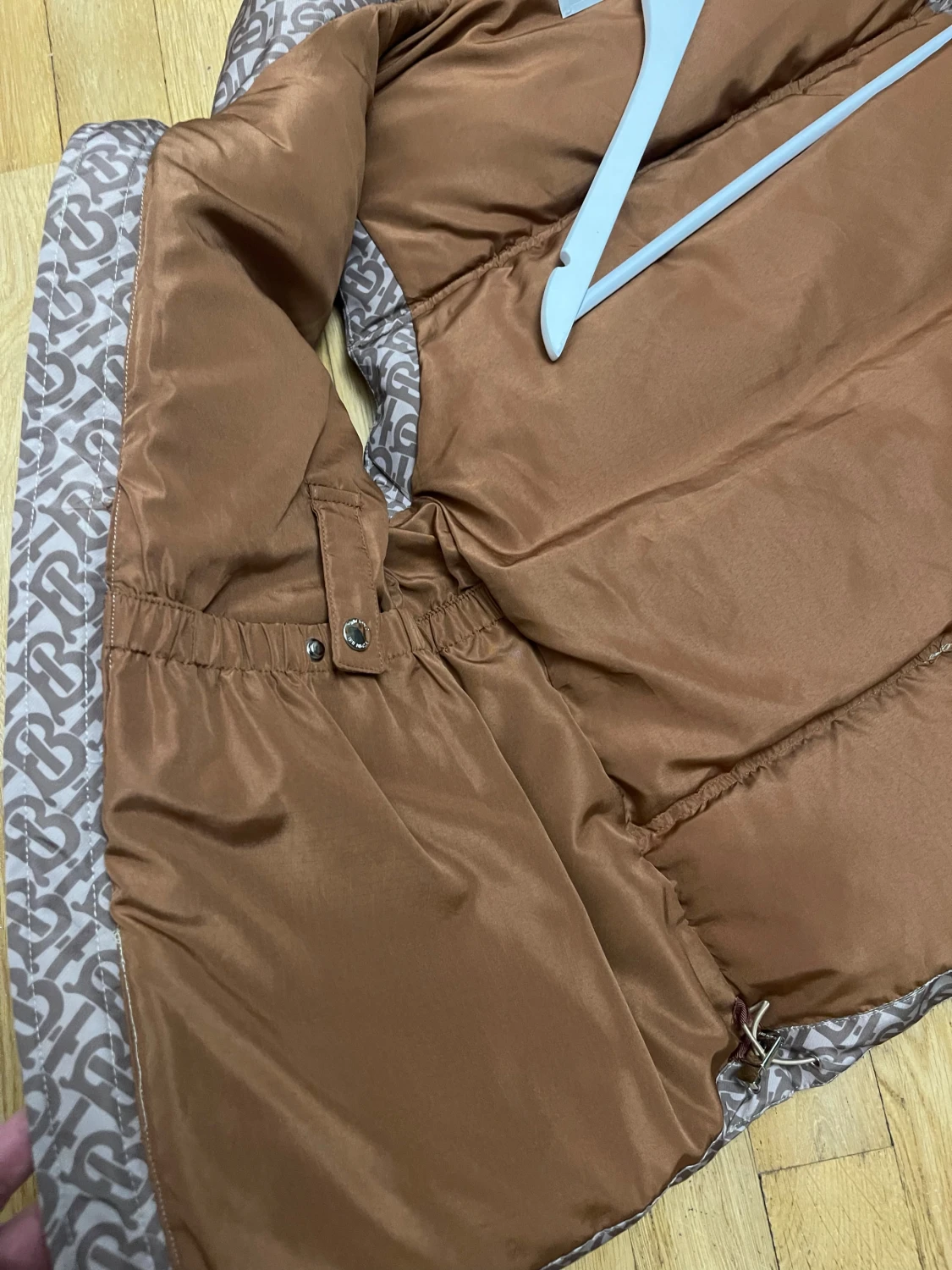 Beige dunväst från Burberry med monogram - 3