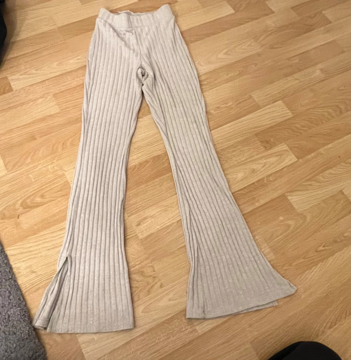 Beige ribbade bootcut byxor