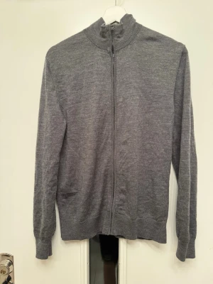 Grå merinoull kofta These Glory Days - Snygg grå kofta från These Glory Days i mjuk och tunn merinoull.                                              Sparsamt använd