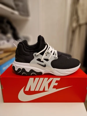 Oanvända Nike Presto React EU44  - Helt nya i Storlek 44 (28 cm). Kvitto finns. Svåra att få tag på. Sista pris 1500 kr. Skickar spårbart och försäkrat mot porto. OBS: Inga byten eller returer 