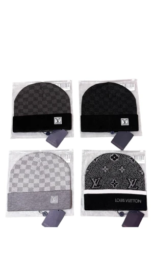 Louis Vuitton rutig väst i svart/grå - Ny! Ej begagnad! Följ Tik Tok evouqe_wear! Snygga mössor från Louis Vuitton med klassiskt rutigt mönster i svart och grå toner. Västen har en stilren, rak form och är tillverkad i mjukt syntetmaterial. LV-logga framtill ger en exklusiv touch. Perfekt för dig som vill ha en clean och trendig look.