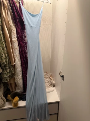 Jättefin klänning - Ljusblå klänning från asos, aldrig använd😊