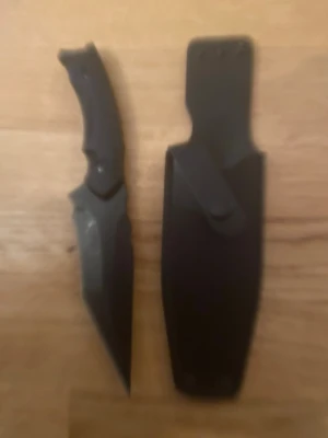 Unik kniv av typen annorlunda - En mycket unik och häftig kniv med ett speciellt utformat knivblad som är mycket effektivt för olika situationer.